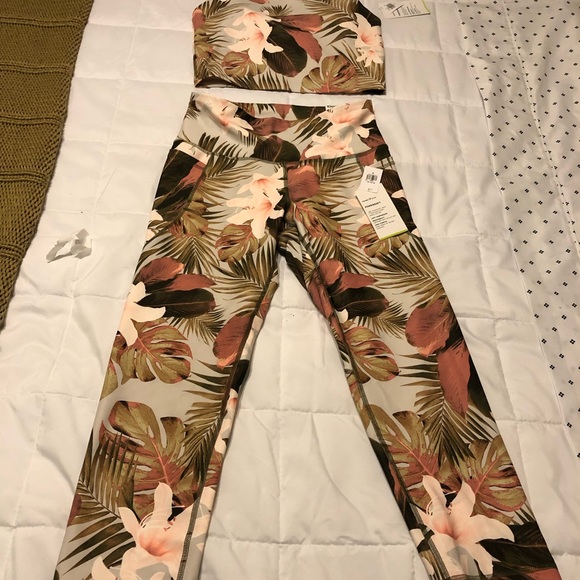 Elevate Leggings and bra top - Picture 2 of 7